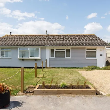 Charming Bolthole 400m to Beach