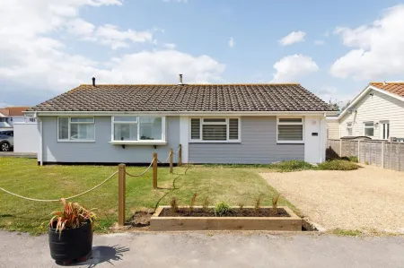 Charming Bolthole 400m to Beach