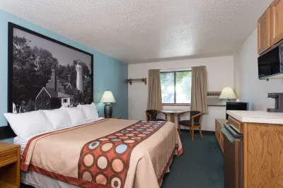 Super 8 by Wyndham Houghton Lake Hotel a Lake Township