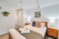 Chic 3 Bedroom City Central with Parking - Private Pools