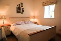2 Bedroom Cottage Wisteria Cottage in Ballyconnell Hotels near Cabu by the Lakes
