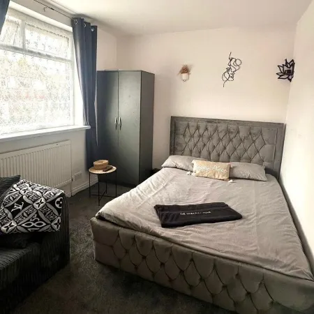HouseSleeps5-Garden-Parking-Petsok-Near Locks