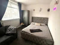 HouseSleeps5-Garden-Parking-Petsok-Near Locks
