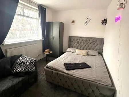 HouseSleeps5-Garden-Parking-Petsok-Near Locks