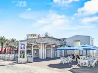 Breakers Plus Carriage House 4 Bedroom Home by RedAwning