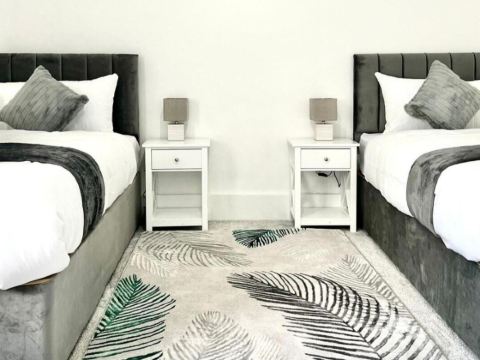 Strood Home-Sleeps 6-Great for Groups & Families