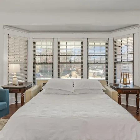 Heart of Elmwood Village cozy apartment