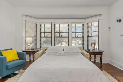 Heart of Elmwood Village cozy apartment