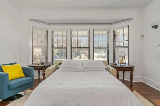 Heart of Elmwood Village cozy apartment