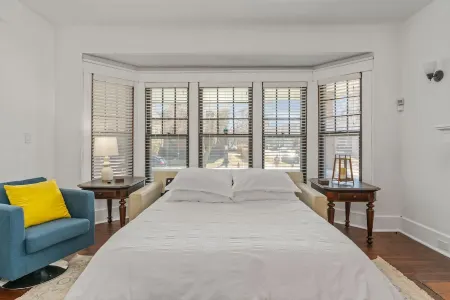 Heart of Elmwood Village cozy apartment Отели рядом с достопримечательностью «Центр Конвенции Буффало Ниагара»