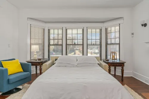Heart of Elmwood Village cozy apartment