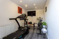 Beautifully Designed 3 Bed House - in Manchester Hotels in Hyde