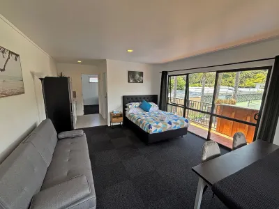 Palm Tree Lodge & Backpackers Hotels in Opua