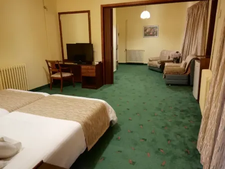 Garden Hotel Отели рядом с достопримечательностью «Embassy of Canada»