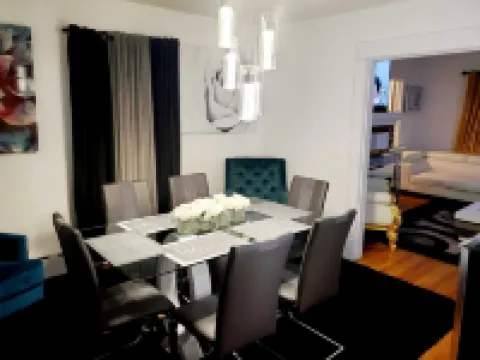 Upscaled Home in a Quiet Neighborhood Hotels in Springfield