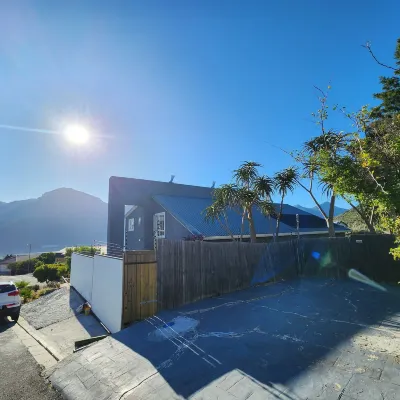 Hout Bay Breeze Hotels near Hout Bay Beach