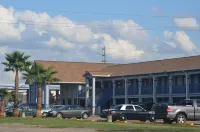 Travelers Inn - parking