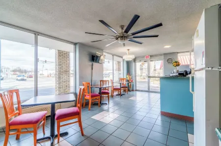 Ozark Junction Mountain View by OYO Отели рядом с достопримечательностью «Holiday Mountain Resort»