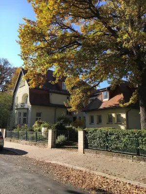 โรงแรมดาสไคลเนอ ไวมาร์ โรงแรมใกล้Mahnmalsanlage und Gedenkstatte der DDR