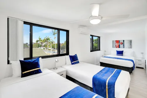 Montego Mermaid Beach Motel - Beach