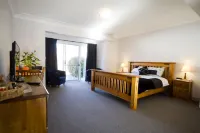 Moore Park Inn Hotel dekat University of New England