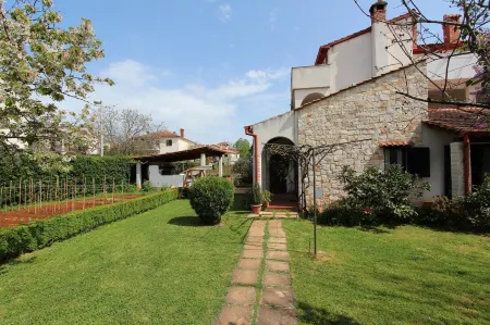 Apartments Milena Отели рядом с достопримечательностью «Park forest Zlatni Beach»