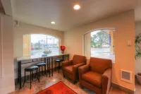 Newport Inn by OYO - Hwy 101 - parking