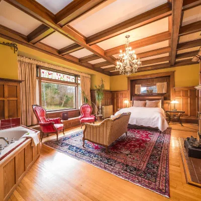 Dashwood Manor Seaside Bed & Breakfast Hotels near Abkhazi Garden