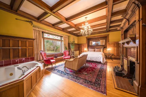 Dashwood Manor Seaside Bed & Breakfast - Ocean View
