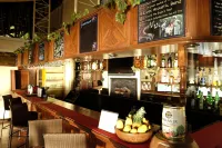 Eagle Point Beach and Dive Resort - bar
