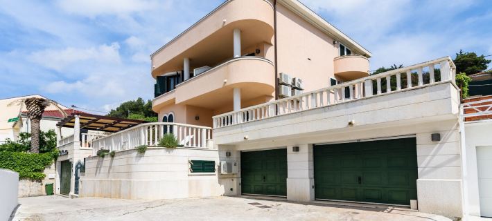 Villa Lavandula with Heated Swimming Pool Hoteles en Trogir