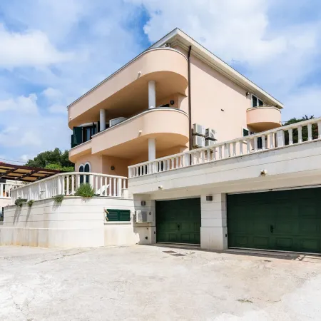 Villa Lavandula with Heated Swimming Pool