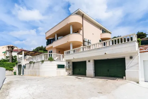 Villa Lavandula with Heated Swimming Pool