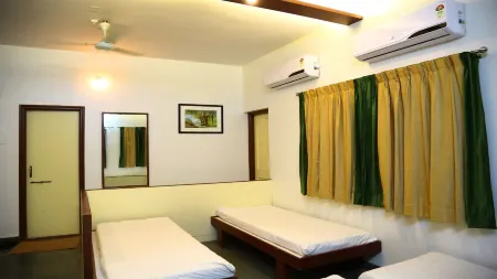 Dhanashree Hospitality - Bar,Restaurant & Lodging Отели в г. Pandharpur