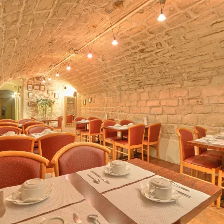 121 Paris Hotel