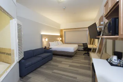 Holiday Inn Express & Suites Rochester Hills - Detroit Area Các khách sạn gần Oakland University