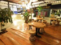 Above the Sea Guesthouse Hoteles en Mae Sariang