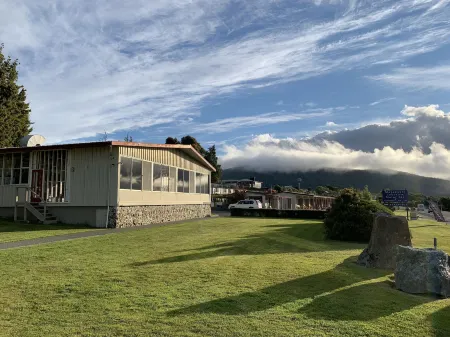 Te Anau Manapouri Lake Hotel Отели в г. Манапори