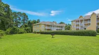 1st Floor, Walkable to Dining, Shopping, Beach - Sleeps 6 - parking