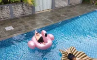 Q Hotel Mayangan - Pools