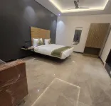 Hotel Golden Tulip'z Hotel di Jurian Khas