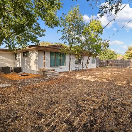 The Oak King Bed Huge Backyard