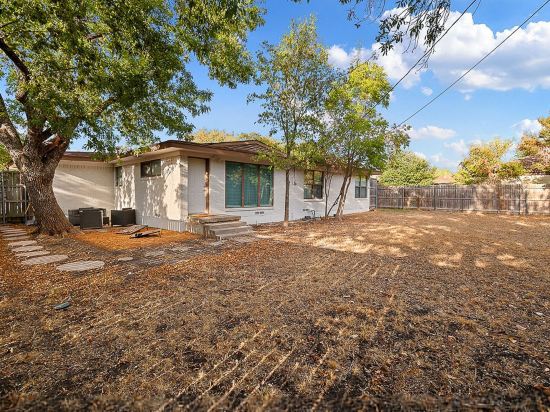 The Oak King Bed Huge Backyard