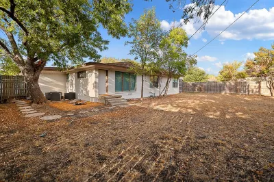 The Oak King Bed Huge Backyard Hotels near Karada DFW Restaurant