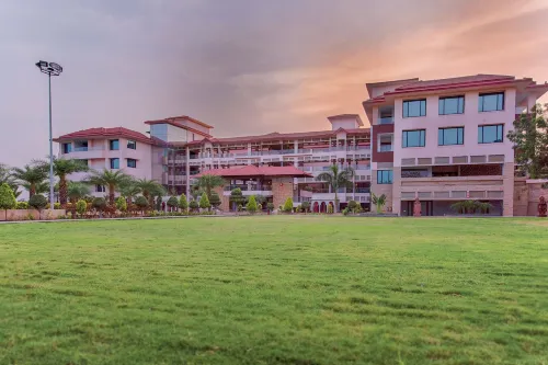 Crescent Spa and Resorts Indore Các khách sạn ở Berchha