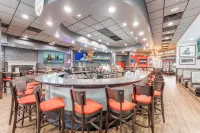 Ramada by Wyndham Sioux Falls Airport-Waterpark & Event Ctr - bar