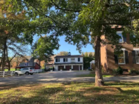 Five-Star Historic Boyd Harvey Carriage House 2 Bedroom Home by Redawning