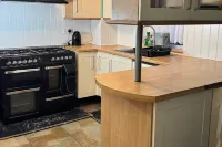 Elegant 3Br w/ Free Parking, Garden, Pet Friendly Hotels in Bobbing