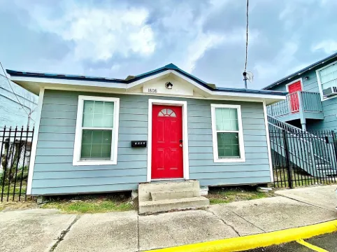 Charming Tiny Home with Cozy Essentials - Inviting Urban Retreat