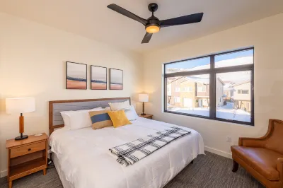 Cozy Living Space and Scenic Adventure - Tranquil Mountain Retreat Hotels near Quick Draw Express Ski Lift